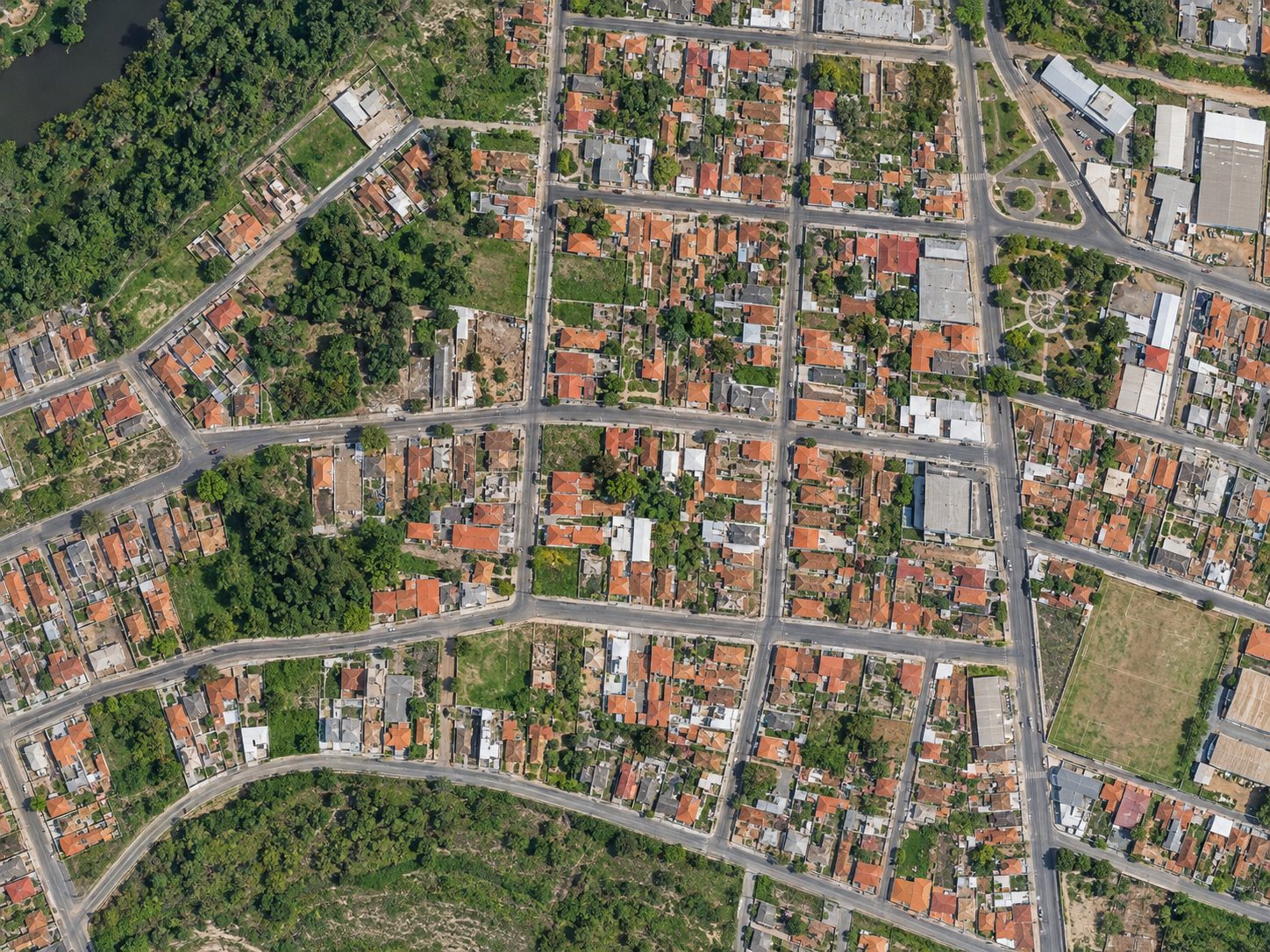 Ortomosaico aéreo de bairro residencial usado no mapeamento do território para a regularização